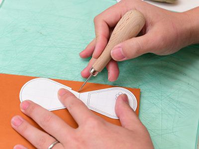 革に型紙を書き写す