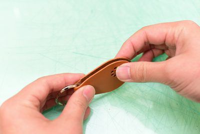 接着剤で革を張り合わせる