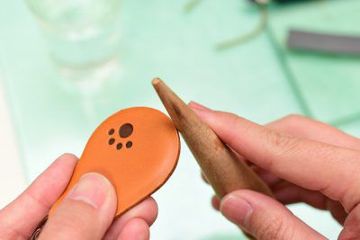 スリッカーでコバを磨く