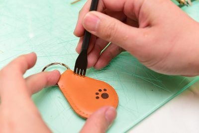 菱目打ちで縫い穴をあける