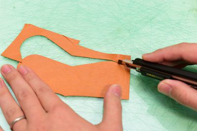 カッターで丁寧に裁断する