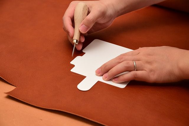 レザークラフトの制作風景